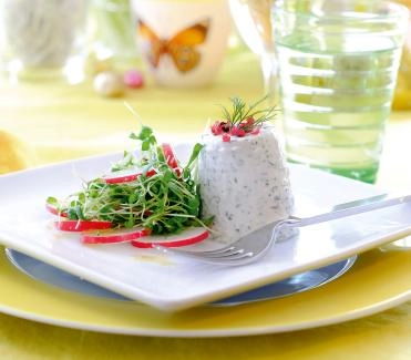 mousse-geraeucherter-forelle-kresse-radieschen-salat.jpg